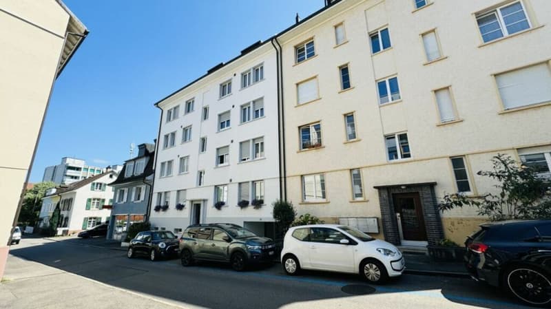 Gepflegte 3.5-Zimmerwohnung in Binningen mit Lift, 12 m² Balkon und eigenem Waschturm (2)