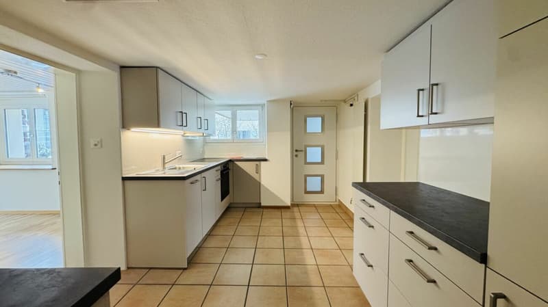 Pflegeleichtes Zweifamilienhaus mit 2 Wohneinheiten, Garage und 4-5 Parkplätzen in Ramlinsburg (5)