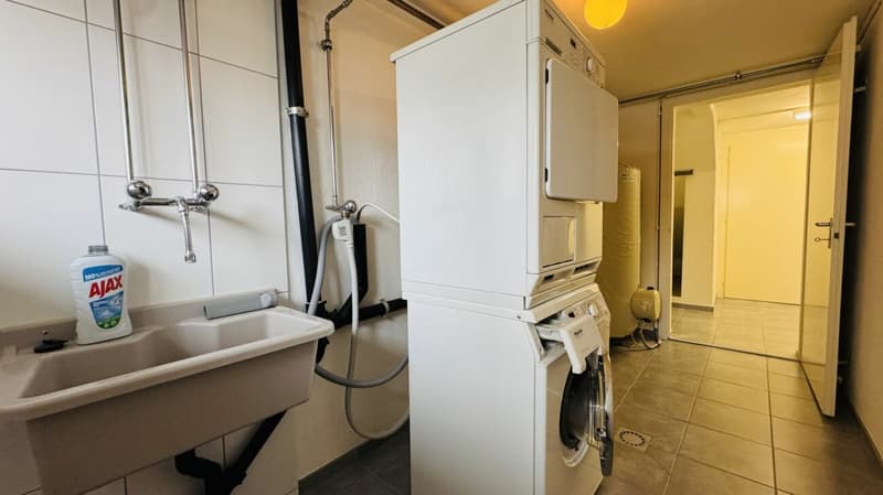 Pflegeleichtes Zweifamilienhaus mit 2 Wohneinheiten, Garage und 4-5 Parkplätzen in Ramlinsburg (10)