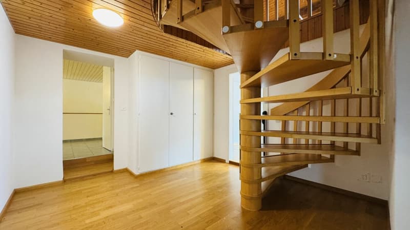 Pflegeleichtes Zweifamilienhaus mit 2 Wohneinheiten, Garage und 4-5 Parkplätzen in Ramlinsburg (11)