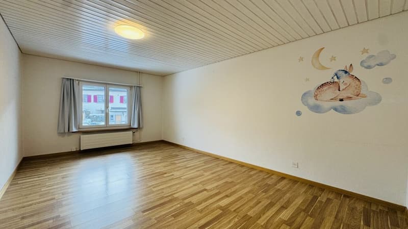 Pflegeleichtes Zweifamilienhaus mit 2 Wohneinheiten, Garage und 4-5 Parkplätzen in Ramlinsburg (16)