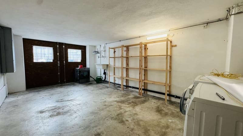 Pflegeleichtes Zweifamilienhaus mit 2 Wohneinheiten, Garage und 4-5 Parkplätzen in Ramlinsburg (22)