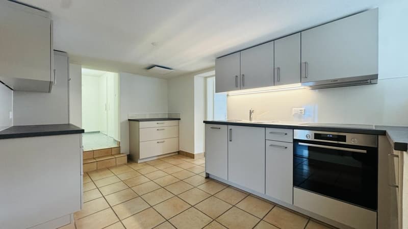 Pflegeleichtes Zweifamilienhaus mit 2 Wohneinheiten, Garage und 4-5 Parkplätzen in Ramlinsburg (4)