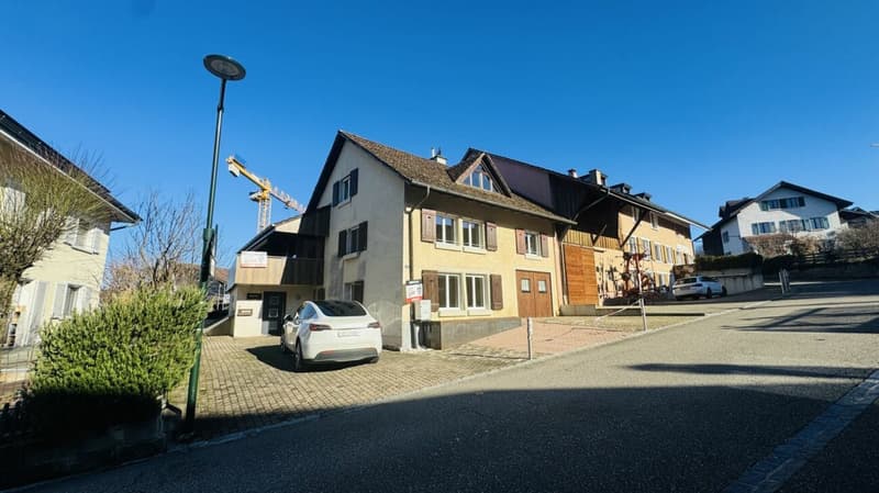 Pflegeleichtes Zweifamilienhaus mit 2 Wohneinheiten, Garage und 4-5 Parkplätzen in Ramlinsburg (2)