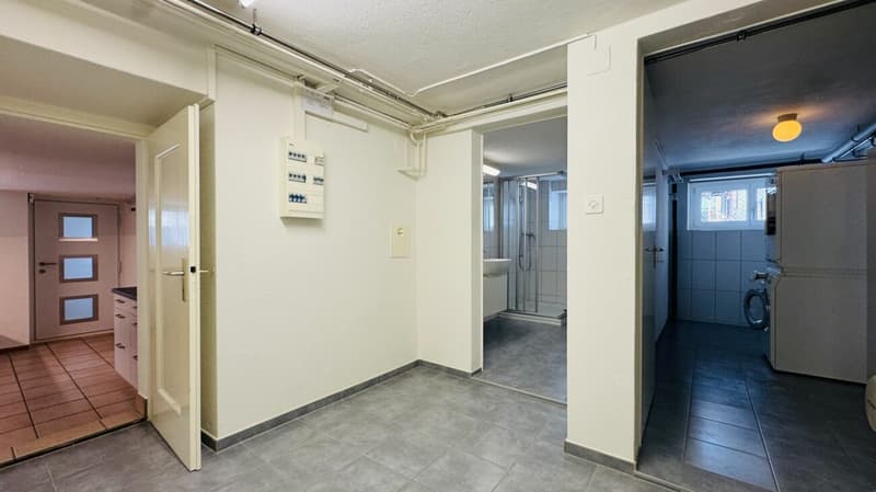 Pflegeleichtes Zweifamilienhaus mit 2 Wohneinheiten, Garage und 4-5 Parkplätzen in Ramlinsburg (8)