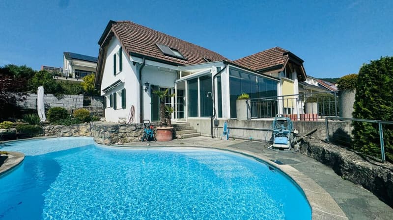 Freistehendes 4.5-Zimmer-Einfamilienhaus mit Pool, Sauna, Wintergarten, Doppelgarage & Aussicht (2)