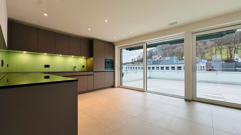 Moderne Küche mit direktem Zugang zur Terrasse