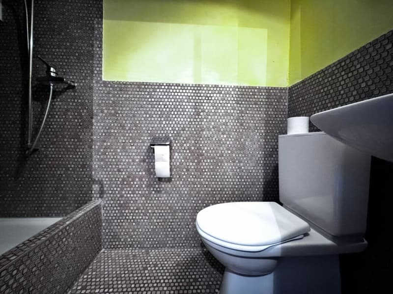 Badezimmer mit Dusche im UG