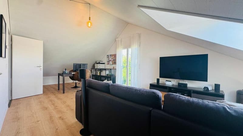 Zimmer 4 im Dachgeschoss mit grossem Dachfenster