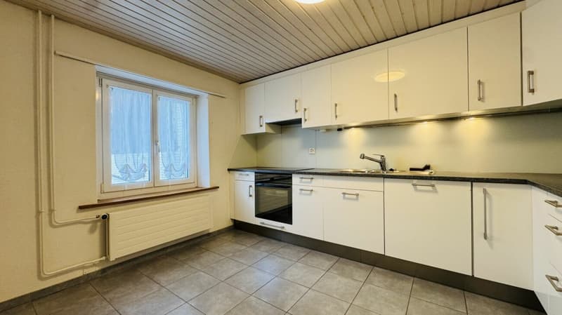 Pflegeleichtes Zweifamilienhaus mit 2 Wohneinheiten, Garage und 4-5 Parkplätzen in Ramlinsburg (14)
