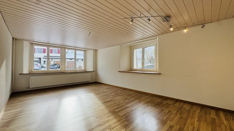 Pflegeleichtes Zweifamilienhaus mit 2 Wohneinheiten, Garage und 4-5 Parkplätzen in Ramlinsburg (6)