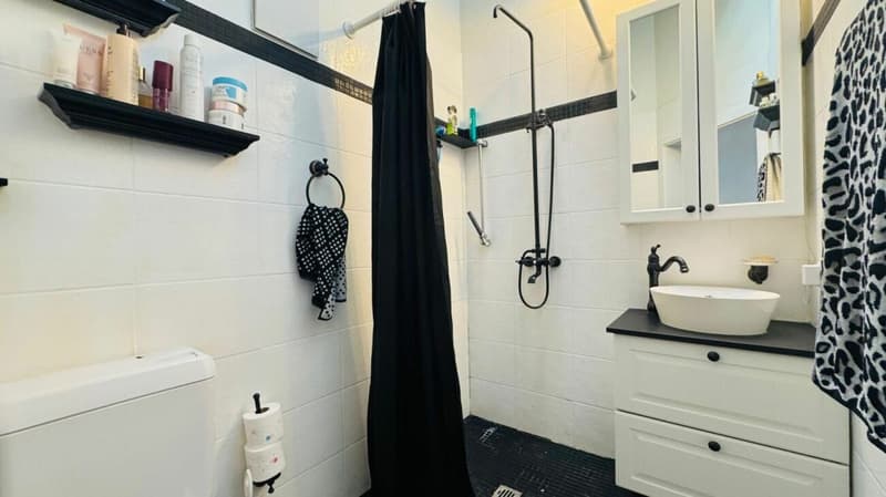 Badezimmer 1 mit Dusche im OG