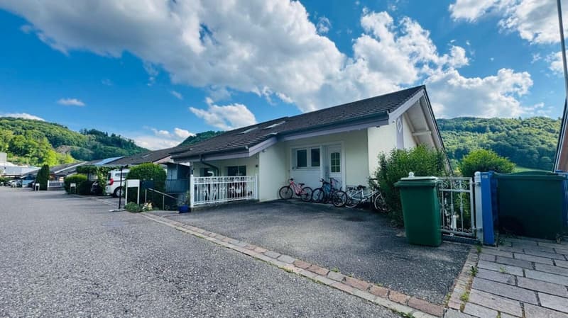 Aussenansicht mit Parkfläche