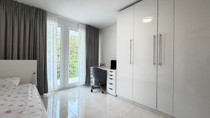 Neuwertiges 6.5 Zimmer-Eckhaus mit viel Platz, Terrassen und hervorragender Verkehrsanbindung (4)