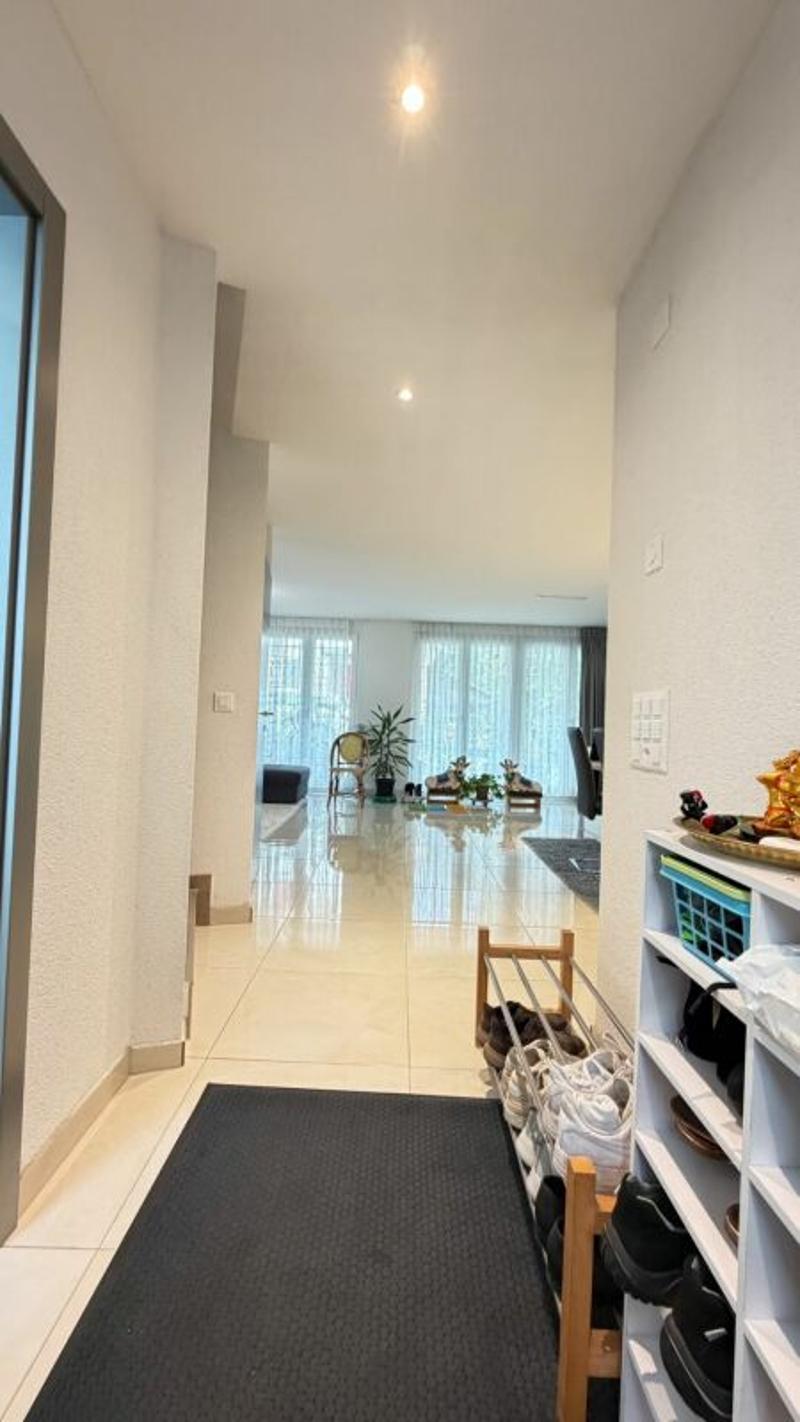 Neuwertiges 6.5 Zimmer-Eckhaus mit viel Platz, Terrassen und hervorragender Verkehrsanbindung (6)