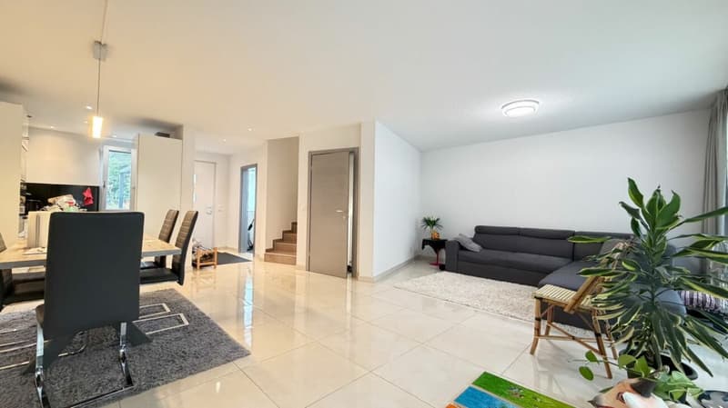 Neuwertiges 6.5 Zimmer-Eckhaus mit viel Platz, Terrassen und hervorragender Verkehrsanbindung (2)