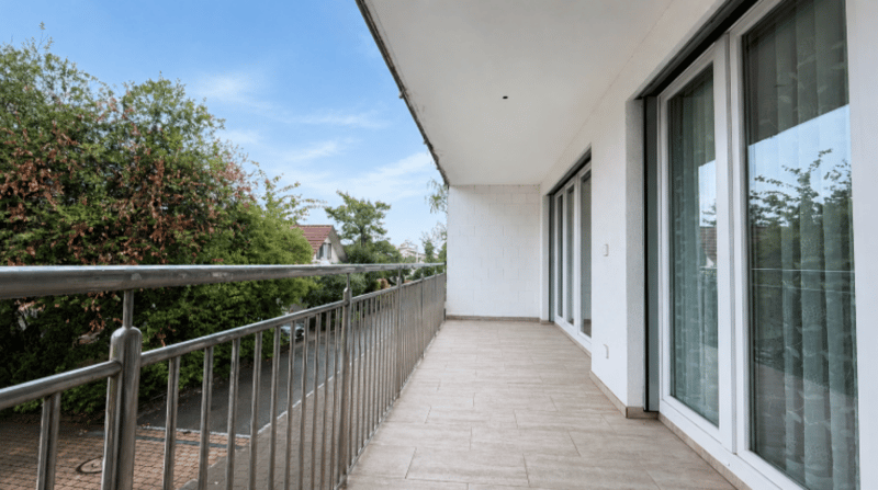 Neuwertiges 6.5 Zimmer-Eckhaus mit viel Platz, Terrassen und hervorragender Verkehrsanbindung (9)