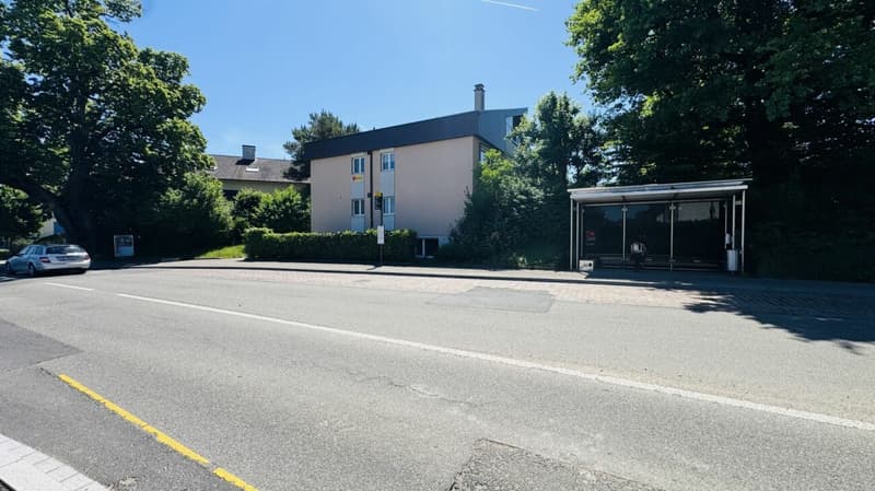 Top Gewerbefläche im EG mit Besucher-PP & Bus vor der Tür (1)