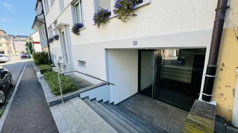 Gepflegte 3.5-Zimmerwohnung in Binningen mit Lift, 12 m² Balkon und eigenem Waschturm (2)
