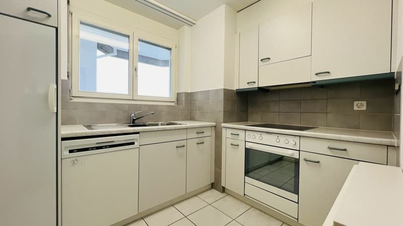 Attraktive 2-Zimmerwohnung mit Lift, Tiefgaragenplätzen und mehr in Aesch - Ideal für Investoren und Singles (3)