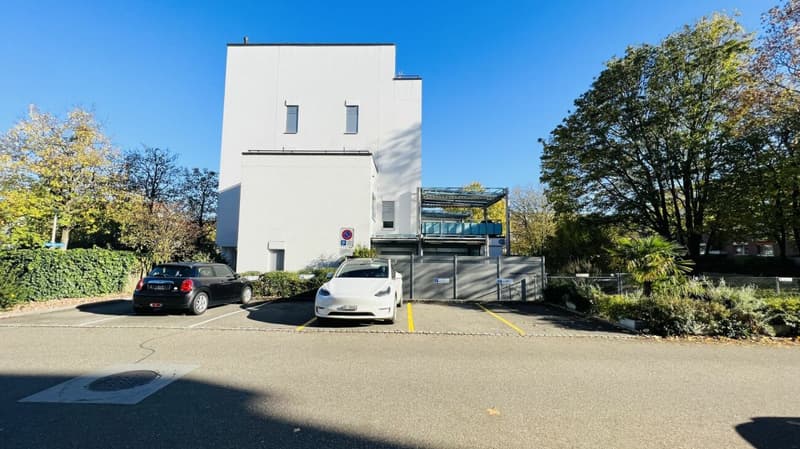 Attraktive 2-Zimmerwohnung mit Lift, Tiefgaragenplätzen und mehr in Aesch - Ideal für Investoren und Singles (2)