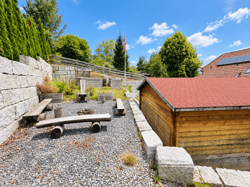 Grosses, neuwertiges 6.5-Zi. EFH, 6 Garagenplätze + 4 Parkplätze, Koi-Teich, Kinozimmer, 3 Nasszellen, traumhafte Lage, nur 10 Min. von Bubendorf (4)