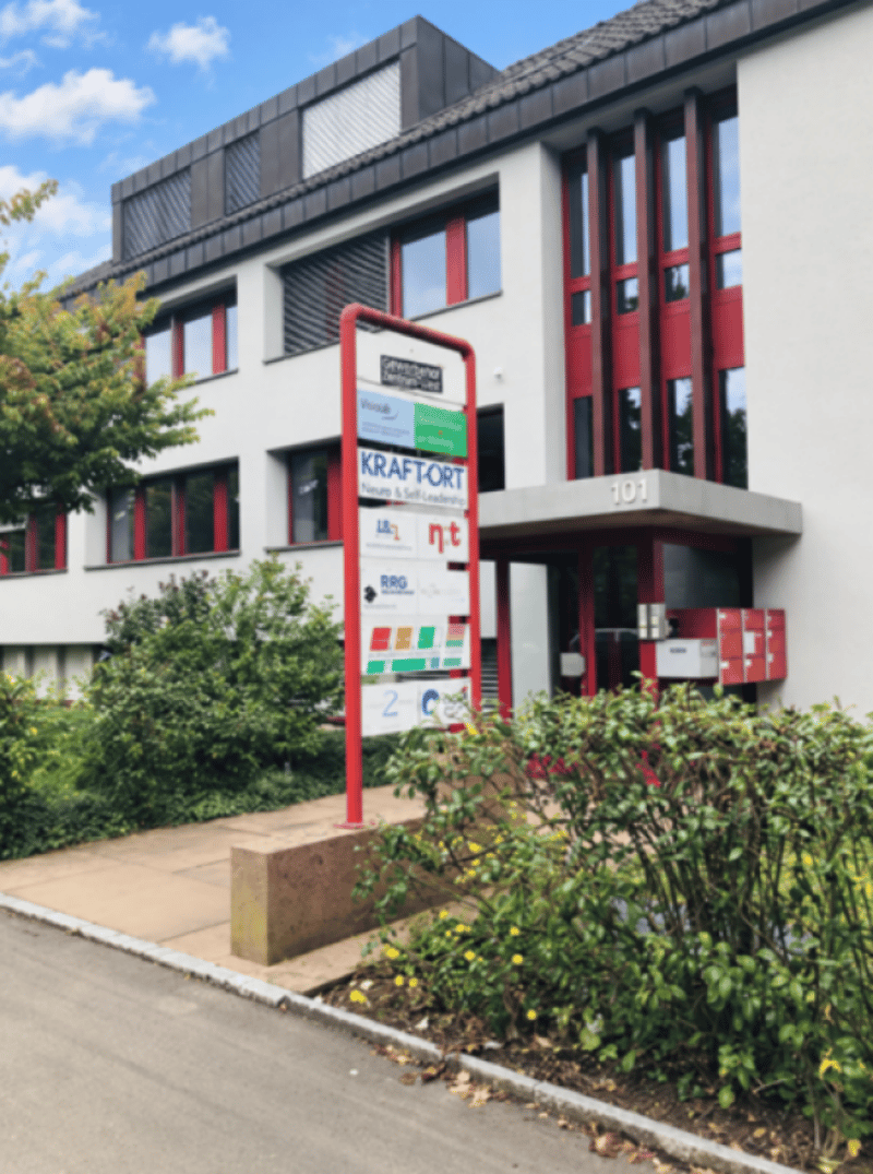 ATTRAKTIVER BÜRORAUM IN ANGENEHMER ARBEITSUMGEBUNG (7)