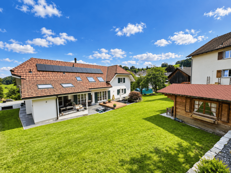 Neuwertiges 6.5-Zimmer-Haus mit Kino & 6 Garagen (1)