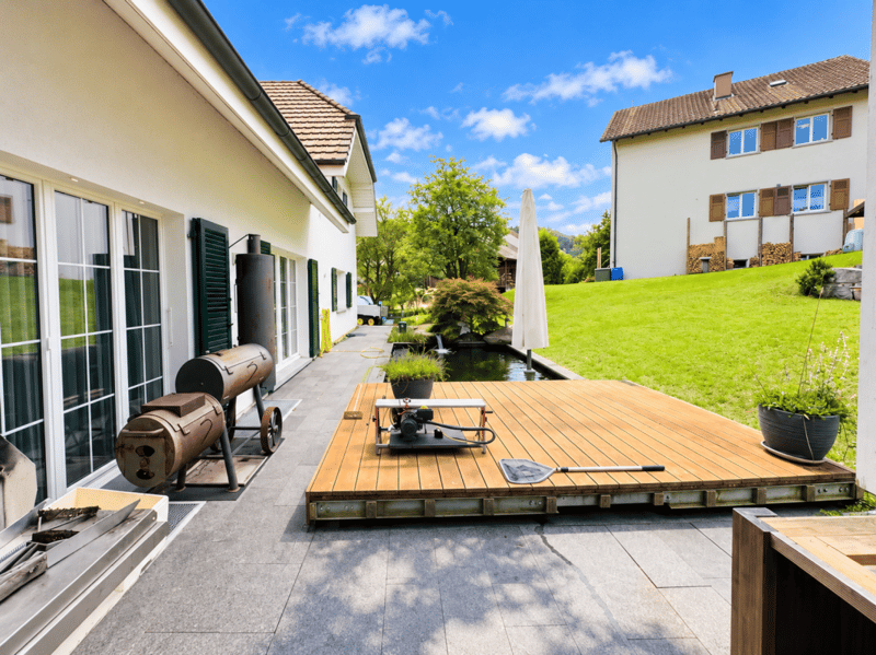 Neuwertiges 6.5-Zimmer-Haus mit Kino & 6 Garagen (3)