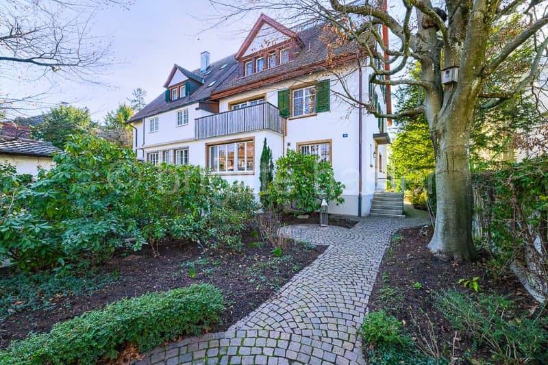 Stilvolles Doppel-EFH mit schön gestalteter Gartenanlage an beliebter Riehener Wohnlage (1)
