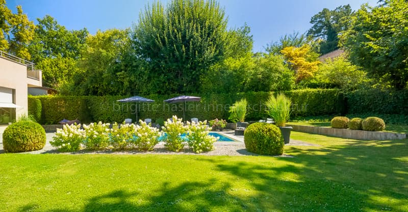 Stilvolle Villa mit traumhafter Gartenanlage und Pool an bevorzugter Riehener Wohnlage (2)