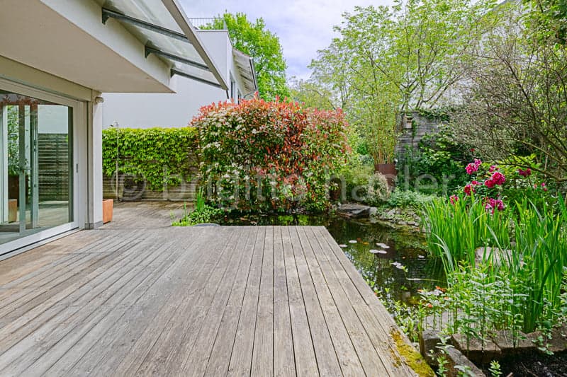 Moderne Liegenschaft mit idyllischem Gartensitzplatz und DG-Studio mit Terrasse an ruhiger Wohnlage (2)