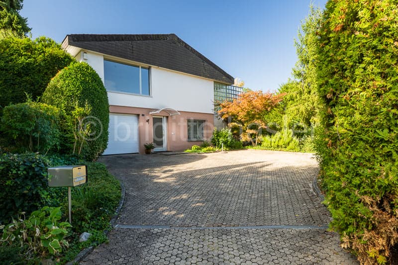 Sehr gepflegtes 6.5-Zimmer-Einfamilienhaus an hervorragender Wohn- und Aussichtslage (3)