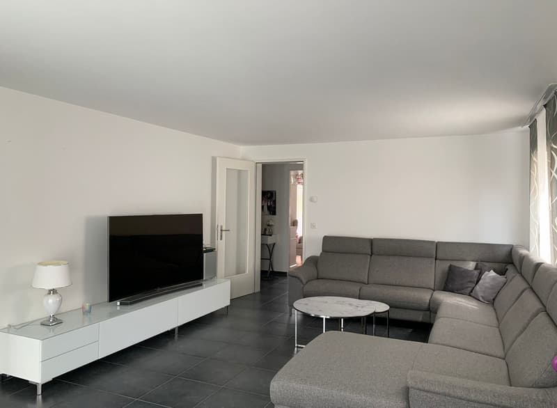 Moderne, neuwertige 3.5 Zimmer Etagenwohnung mit separater Waschküche (2)