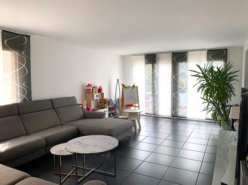 Sonniges Familienglück in 4123 Allschwil: Moderne 3.5-Zi.-Wohnung mit Südbalkon an sicherer Top-Lage (2)