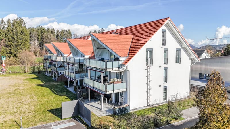 Grosse, neuwertige 2.5 Zi-Wohnung mit Sicht ins Grüne und 2 Einstellhallenplätzen (12)