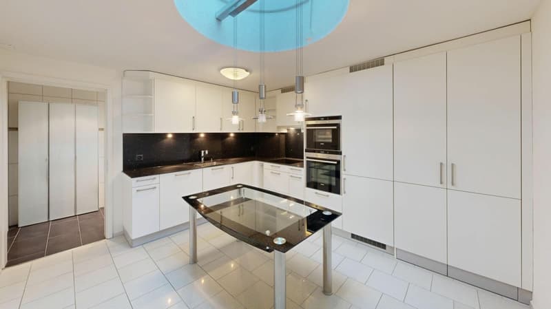 Aussergewöhnliche 3.5-Zimmer-Wohnung mit separatem Eingang & Garage inklusive (1)