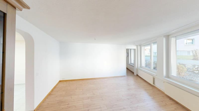 Aussergewöhnliche 3.5-Zimmer-Wohnung mit separatem Eingang & Garage inklusive (2)