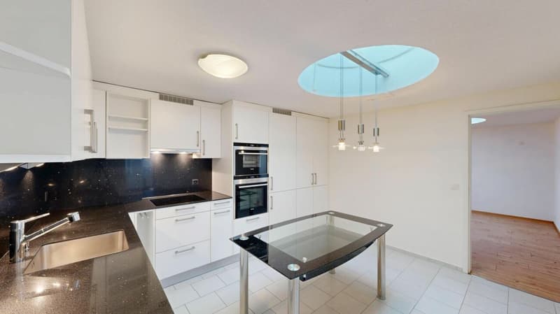 Aussergewöhnliche 3.5-Zimmer-Wohnung mit separatem Eingang & Garage inklusive (3)