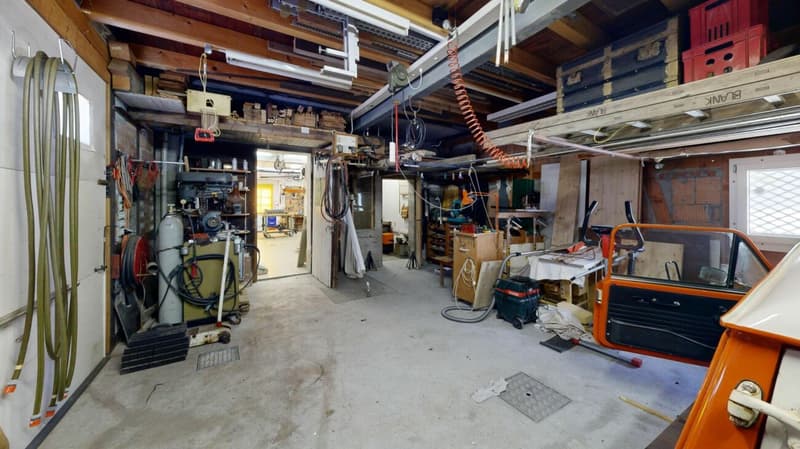 Einzigartiges Liebhaberobjekt mit grosszügiger Garage / Werkstatt (26)