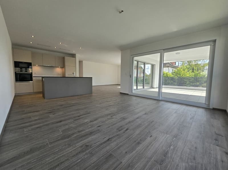Helle, moderne Wohnung mit besten Verkehrsanbindungen (1)