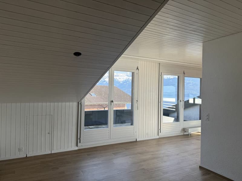 Top 4.5-Zimmer-Dachwohnung mit traumhafter Aussicht in Gunten (3)