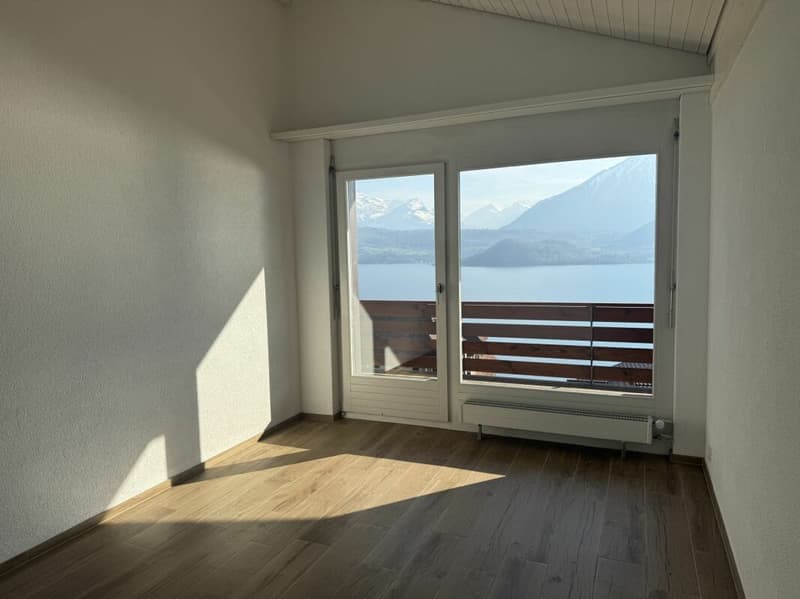 Top 4.5-Zimmer-Dachwohnung mit traumhafter Aussicht in Gunten (10)