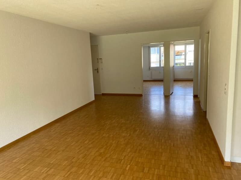 Grosszügige 3.5-Zimmerwohnung mit Balkon an zentraler Lage zu vermieten (6)
