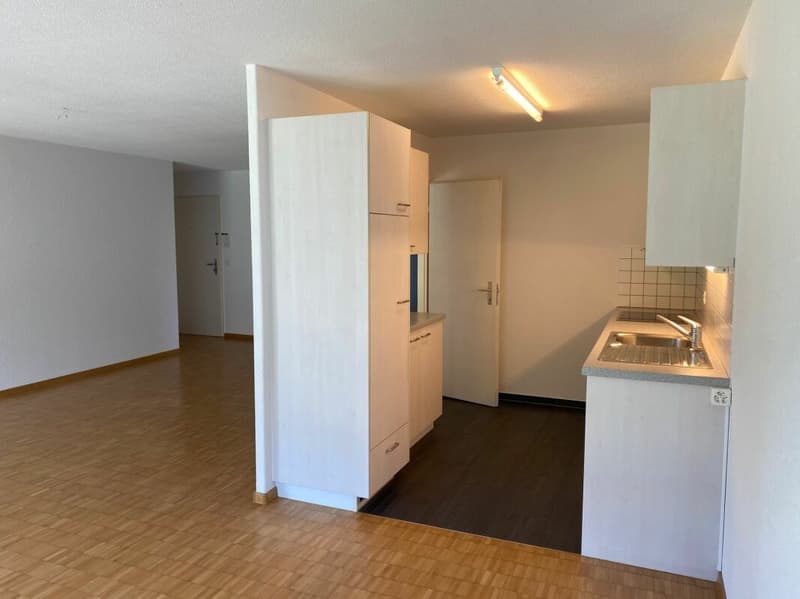 Grosszügige 3.5-Zimmerwohnung mit Balkon an zentraler Lage zu vermieten (2)