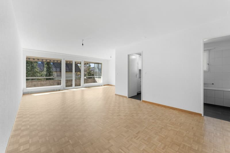 Grosszügige 4.5-Zimmerwohnung mit Balkon an zentraler Lage (1)