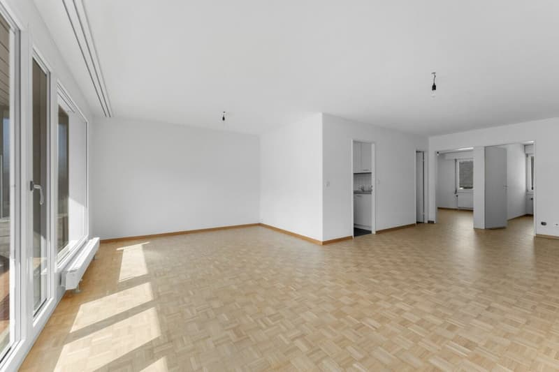 Grosszügige 4.5-Zimmerwohnung mit Balkon an zentraler Lage (3)