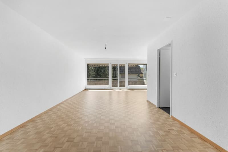 Grosszügige 4.5-Zimmerwohnung mit Balkon an zentraler Lage (2)