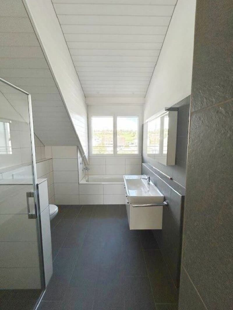 Moderne 4.5-Zimmer-Maisonette-Dachwohnung mit Galerie, zwei Bädern und sonnigem Balkon (4)