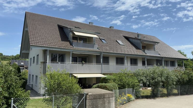 Moderne 4.5-Zimmer-Maisonette-Dachwohnung mit Galerie, zwei Bädern und sonnigem Balkon (1)